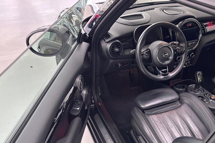 Sort Mini Cooper SE fra 2020