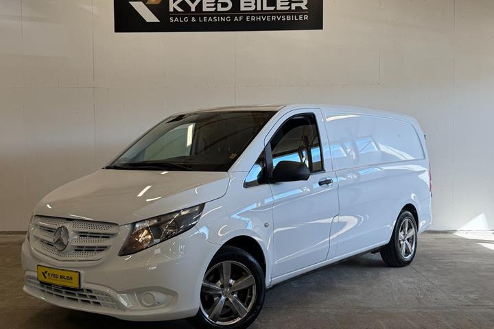 Hvid Mercedes Vito 114 fra 2015 set udefra