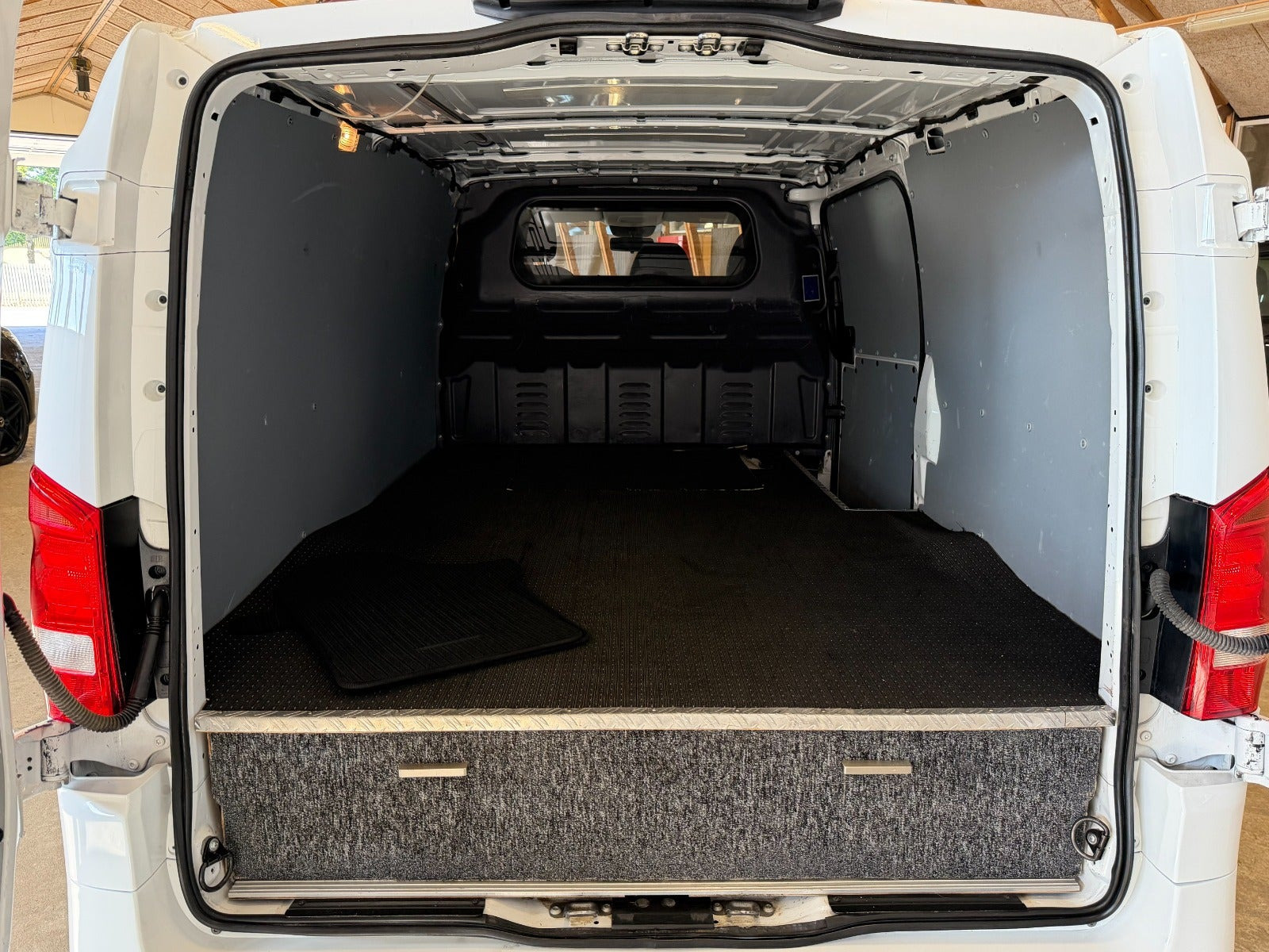 Hvid Mercedes Vito 114 fra 2015