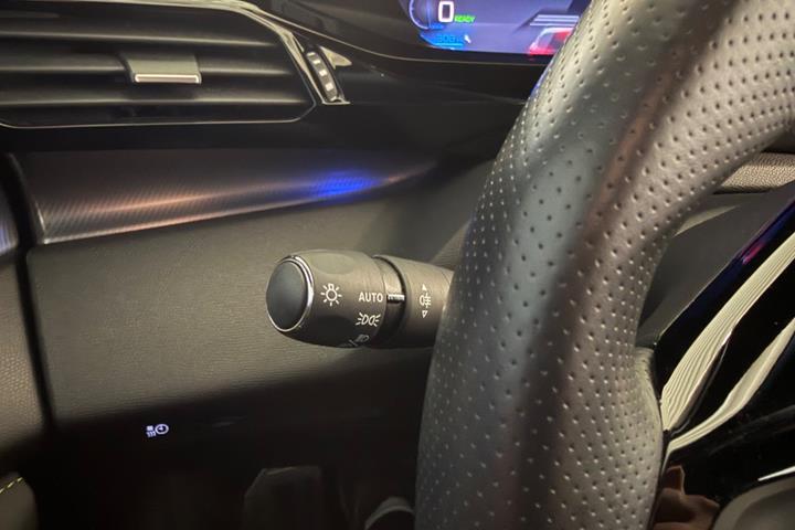 Grøn Peugeot E-308 fra 2024