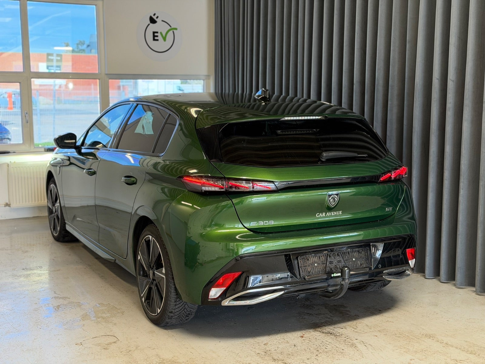 Grøn Peugeot E-308 fra 2024