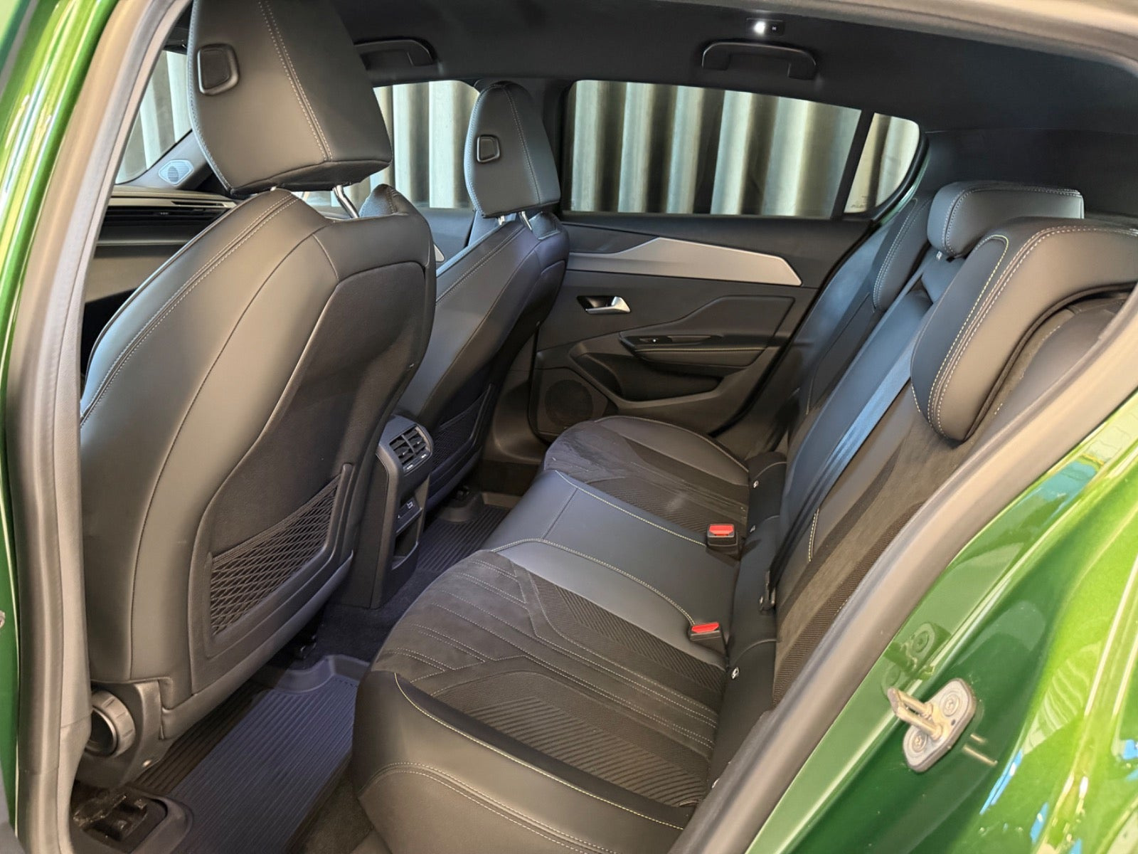 Grøn Peugeot E-308 fra 2024