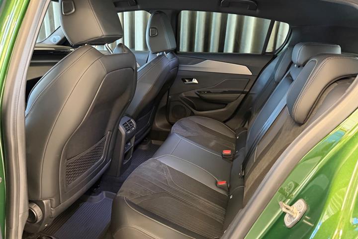 Grøn Peugeot E-308 fra 2024