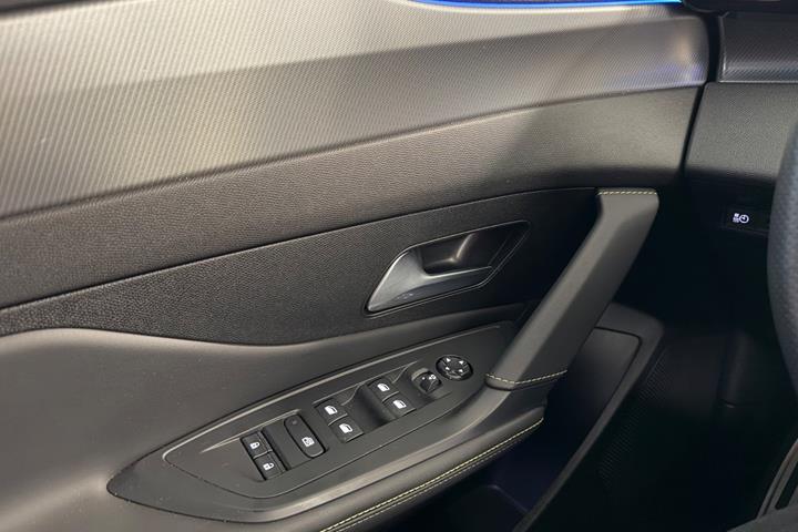 Grøn Peugeot E-308 fra 2024