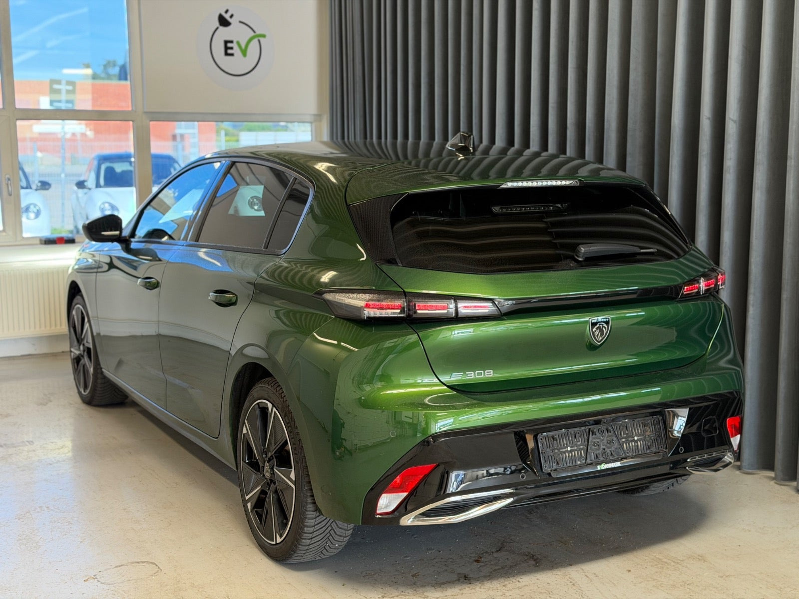 Grøn Peugeot E-308 fra 2024