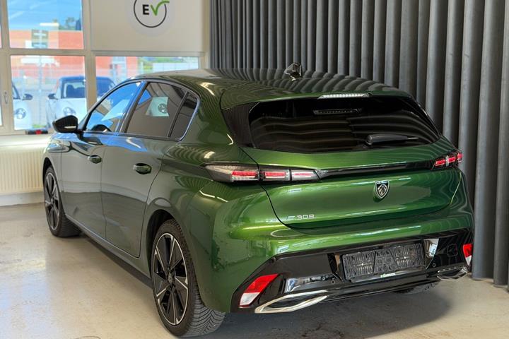 Grøn Peugeot E-308 fra 2024