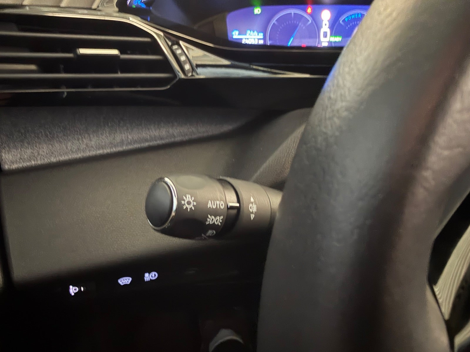 Grøn Peugeot E-308 fra 2024