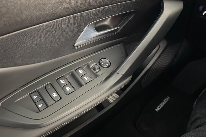 Grøn Peugeot E-308 fra 2024