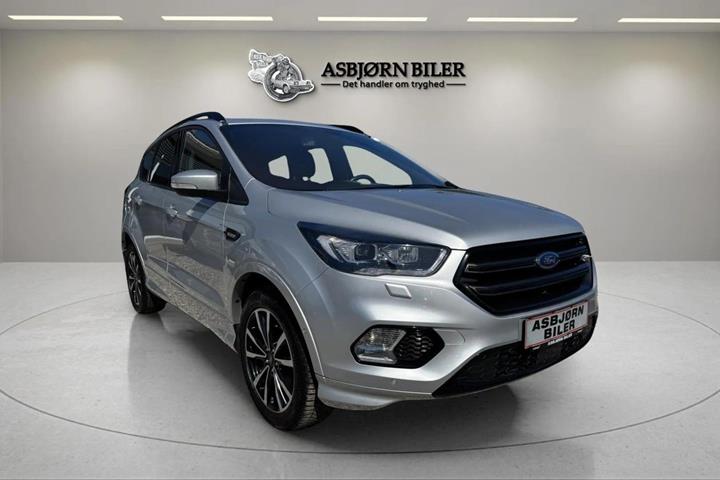 Sølv Ford Kuga fra 2019 set udefra