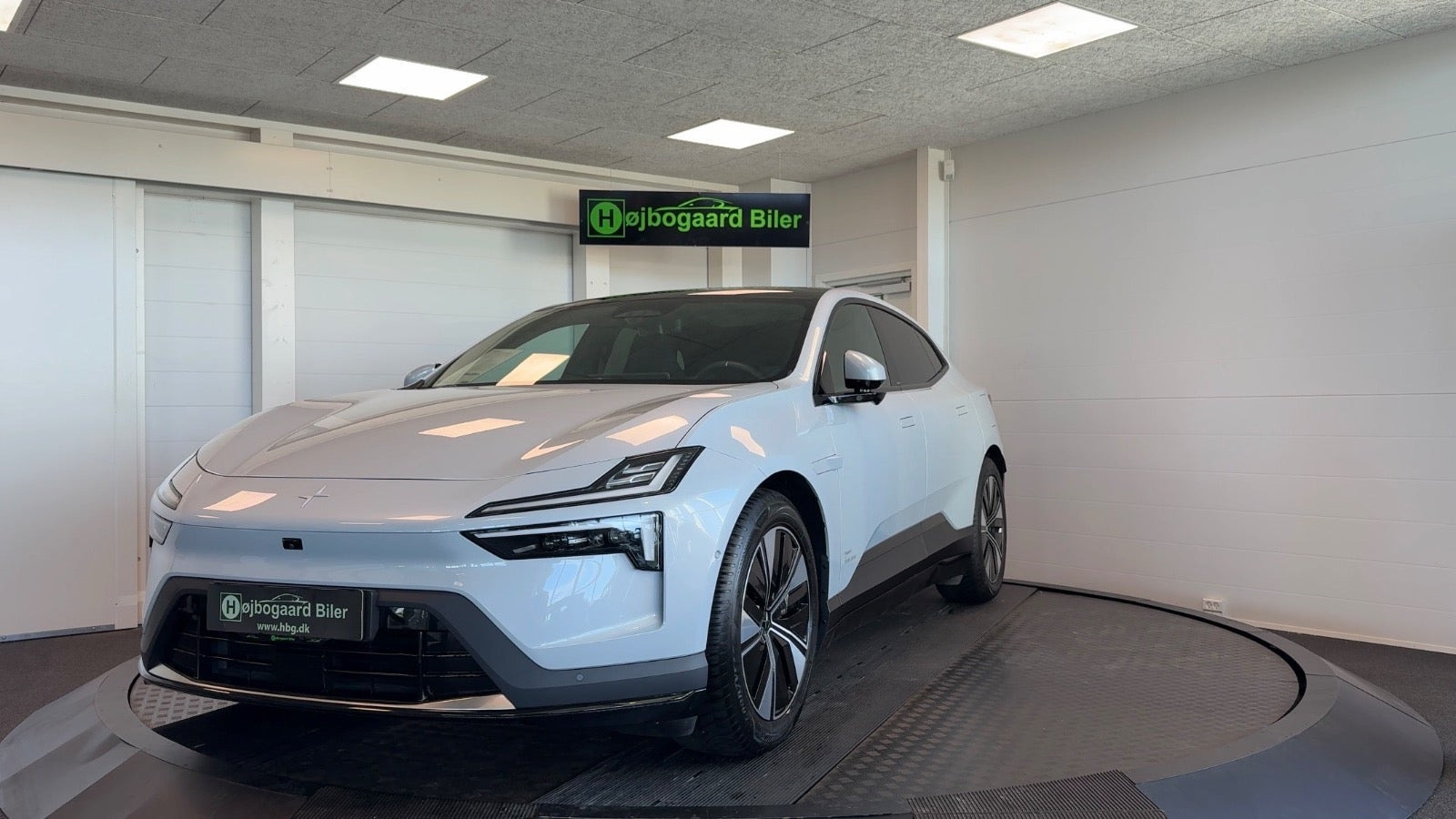 Sølv Polestar 4 fra 2026 set udefra