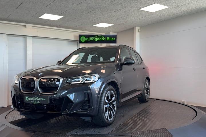 Grå BMW iX3 fra 2023 set udefra