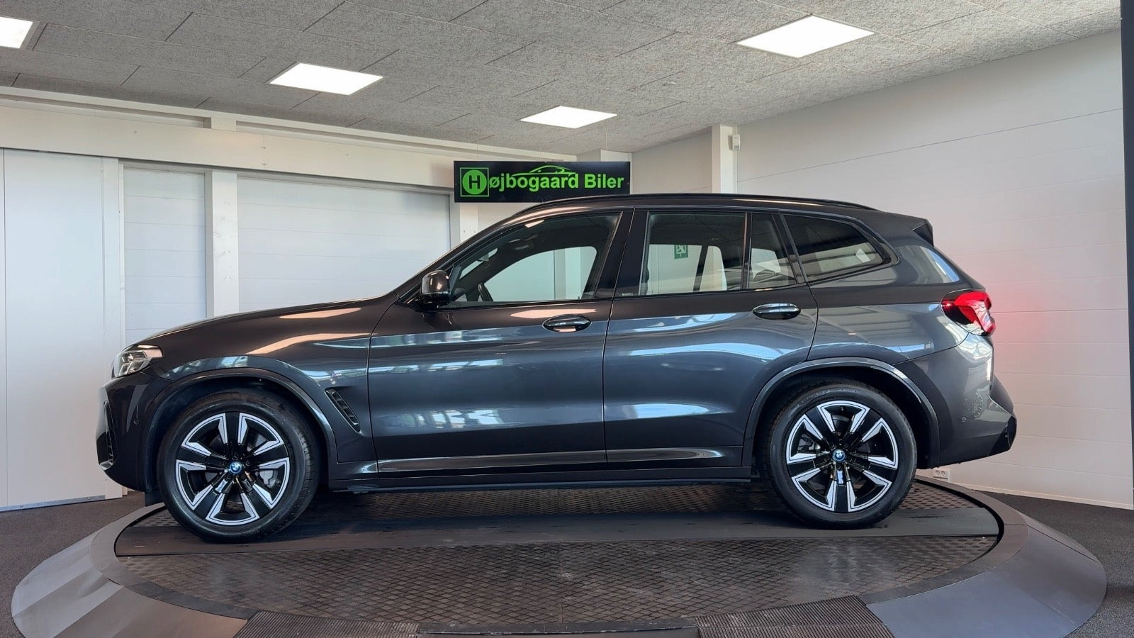 Grå BMW iX3 fra 2023