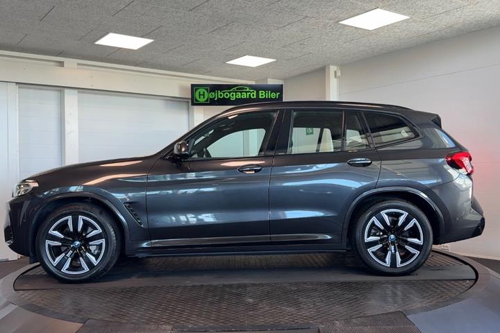 Grå BMW iX3 fra 2023