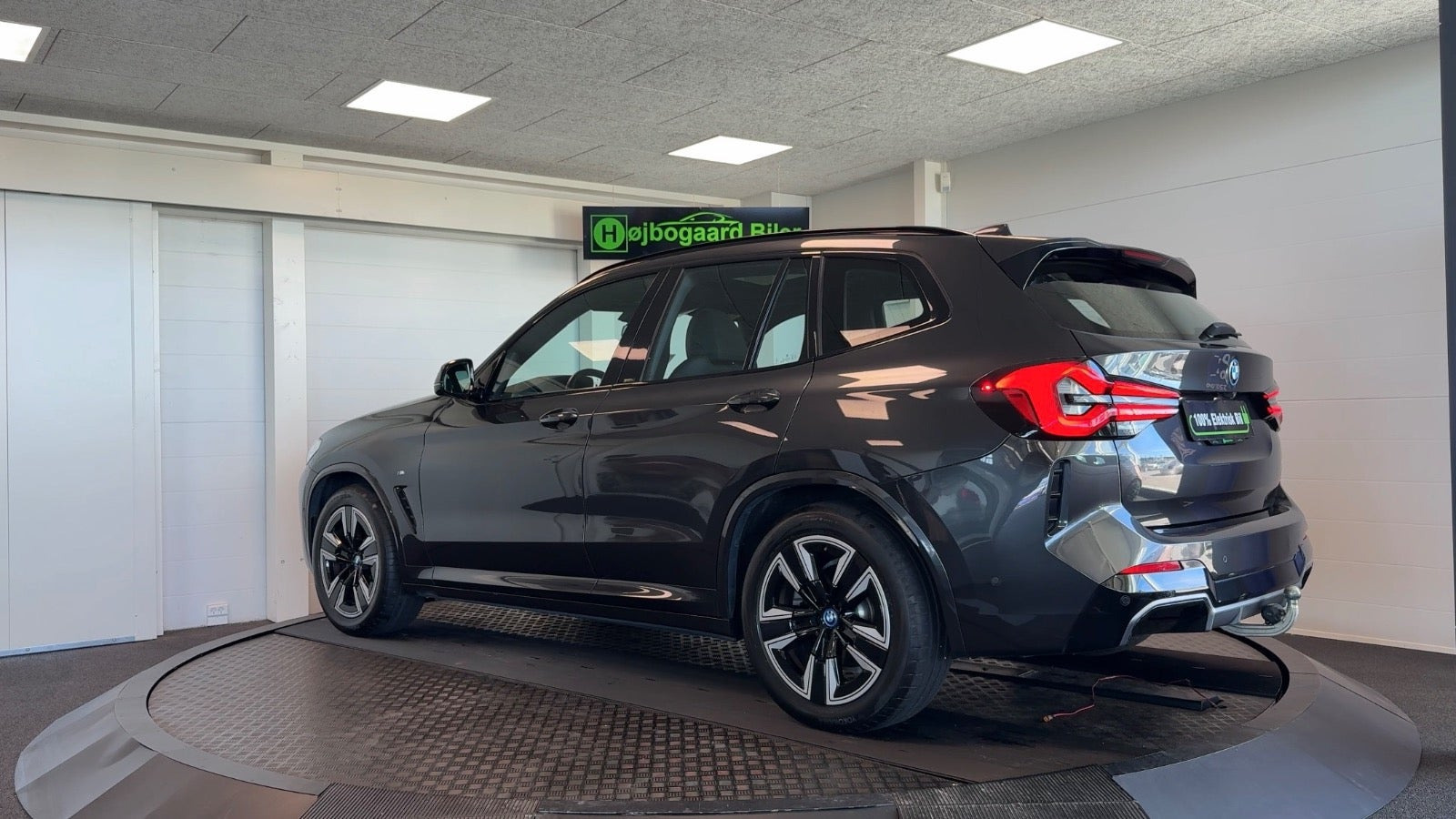 Grå BMW iX3 fra 2023