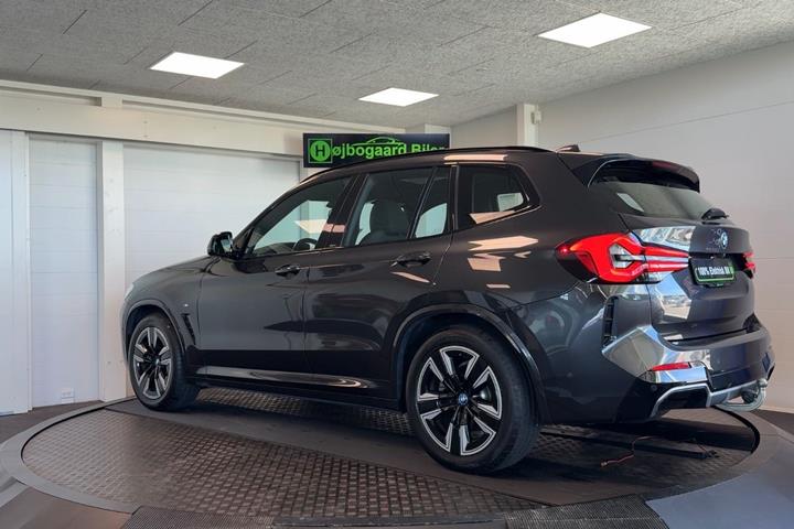 Grå BMW iX3 fra 2023