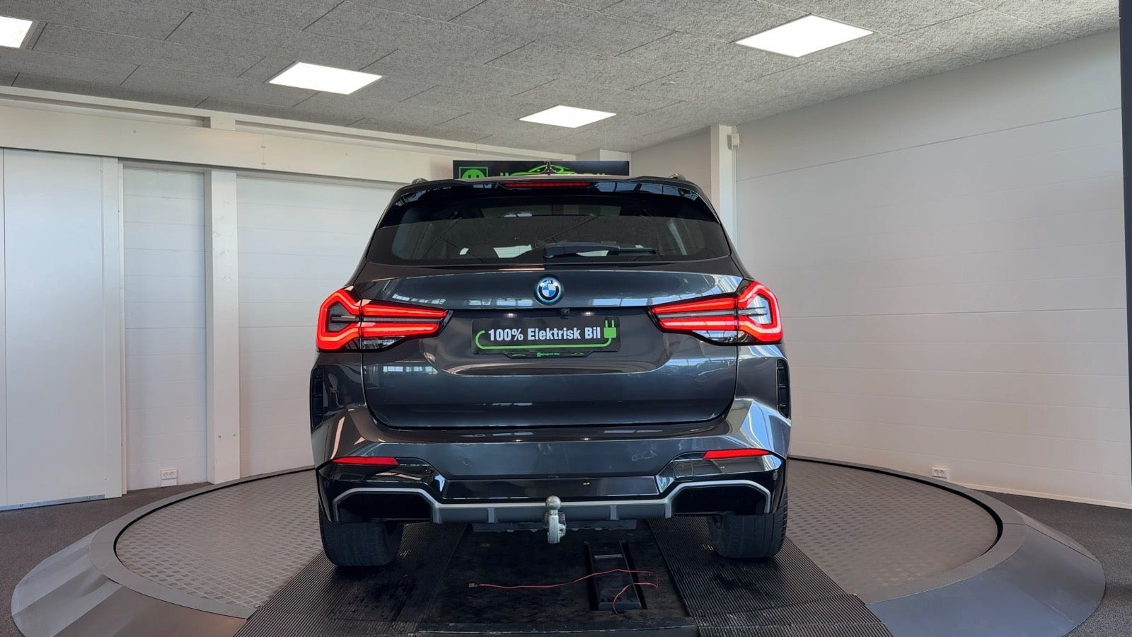Grå BMW iX3 fra 2023
