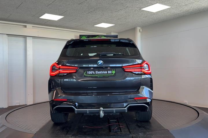 Grå BMW iX3 fra 2023