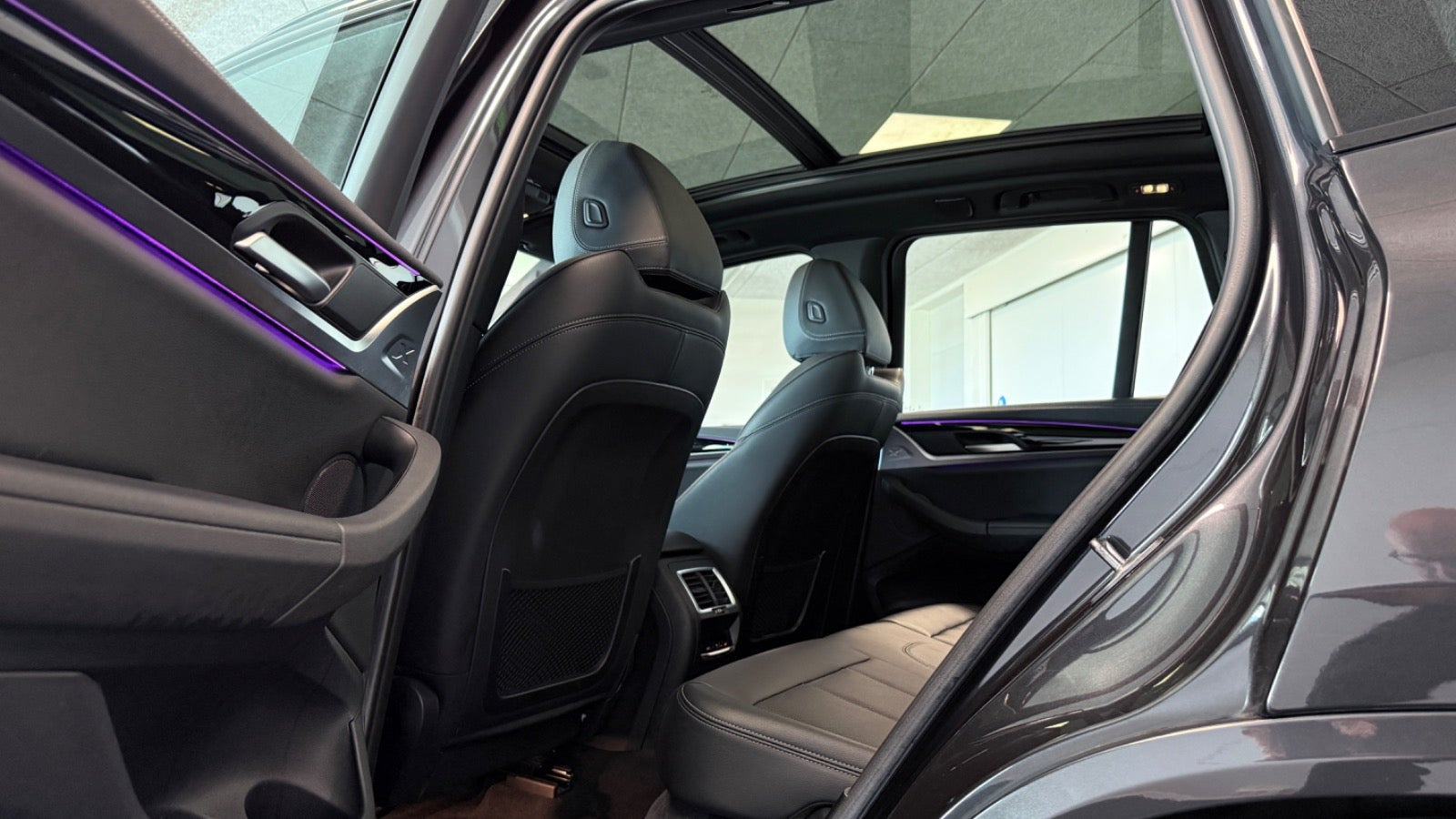 Grå BMW iX3 fra 2023