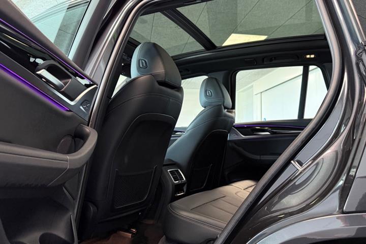 Grå BMW iX3 fra 2023