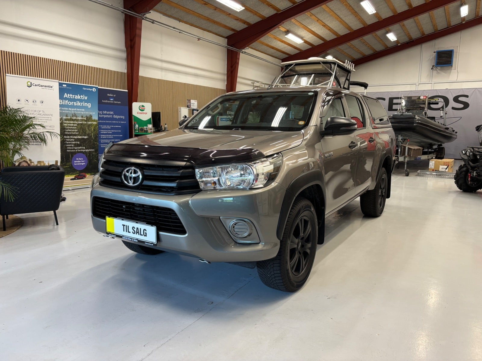 Grå Toyota HiLux fra 2019