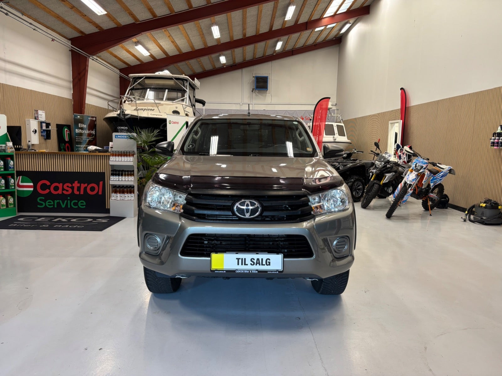 Grå Toyota HiLux fra 2019