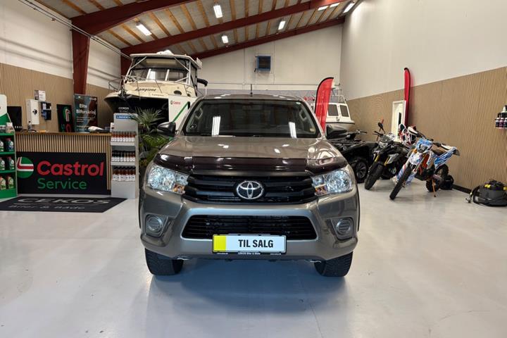 Grå Toyota HiLux fra 2019