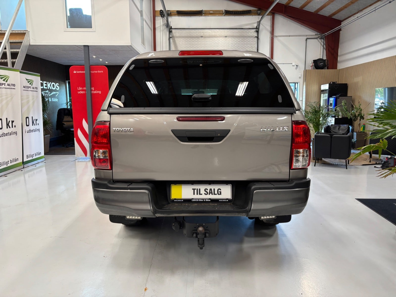 Grå Toyota HiLux fra 2019