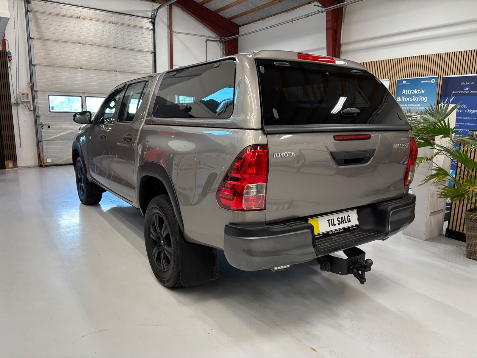 Grå Toyota HiLux fra 2019