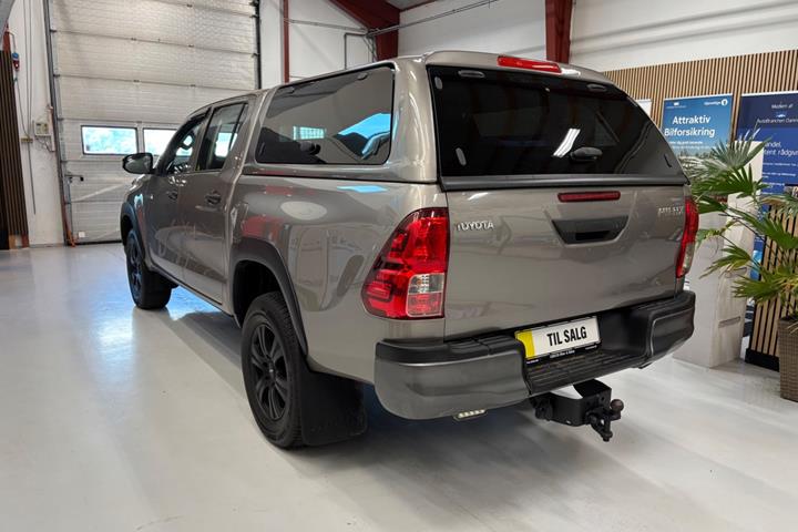 Grå Toyota HiLux fra 2019