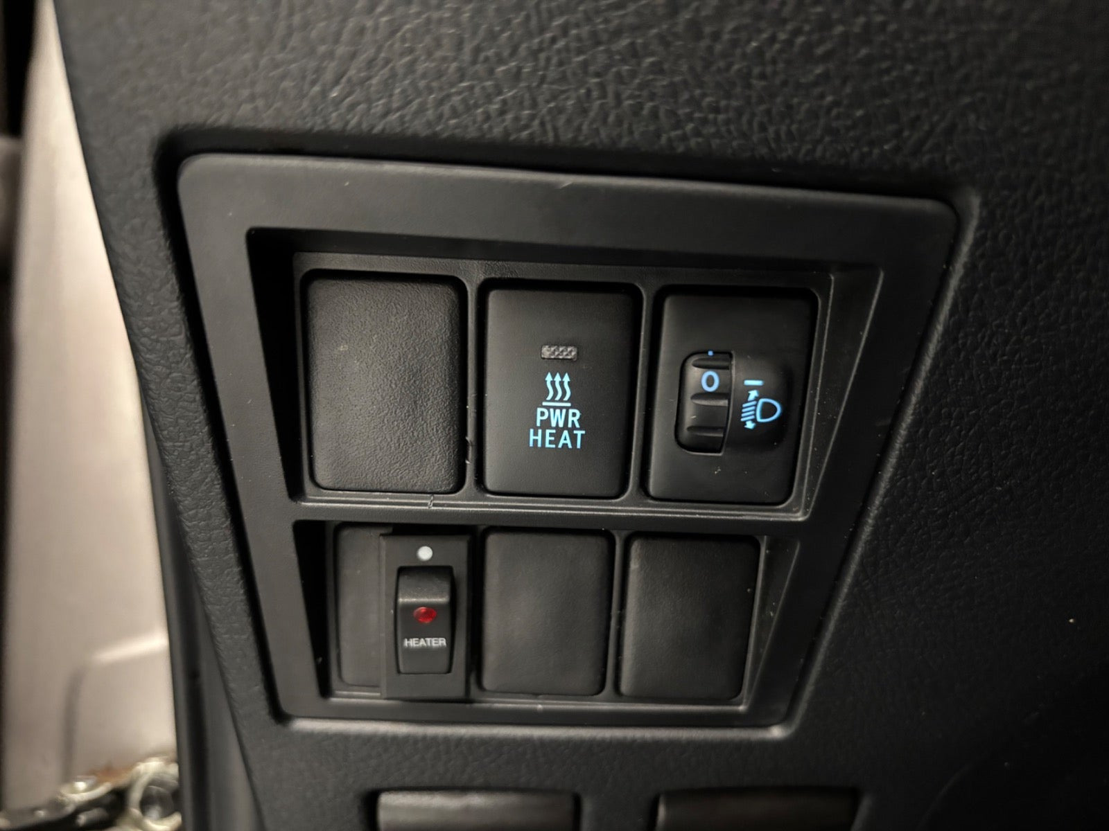 Grå Toyota HiLux fra 2019