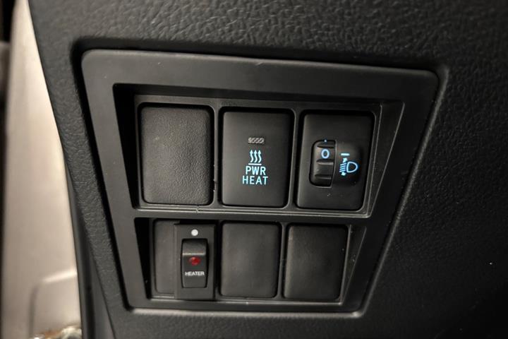 Grå Toyota HiLux fra 2019