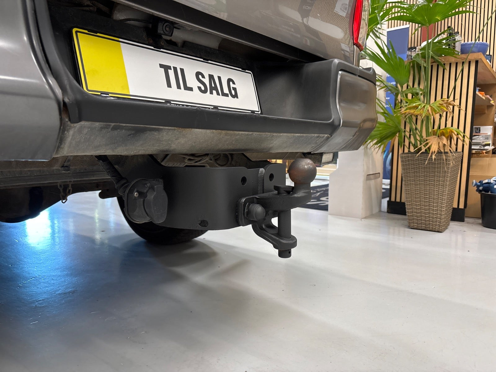 Grå Toyota HiLux fra 2019
