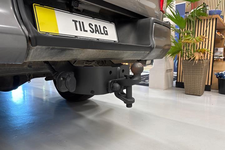 Grå Toyota HiLux fra 2019