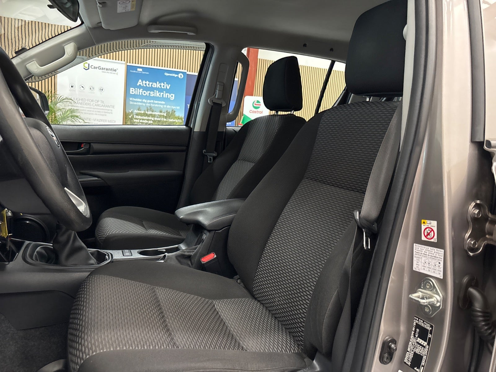 Grå Toyota HiLux fra 2019