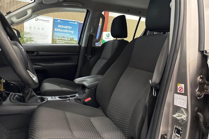 Grå Toyota HiLux fra 2019
