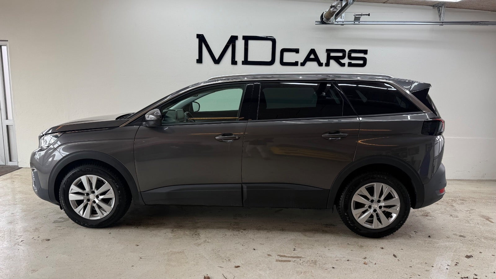Grå Peugeot 5008 fra 2018