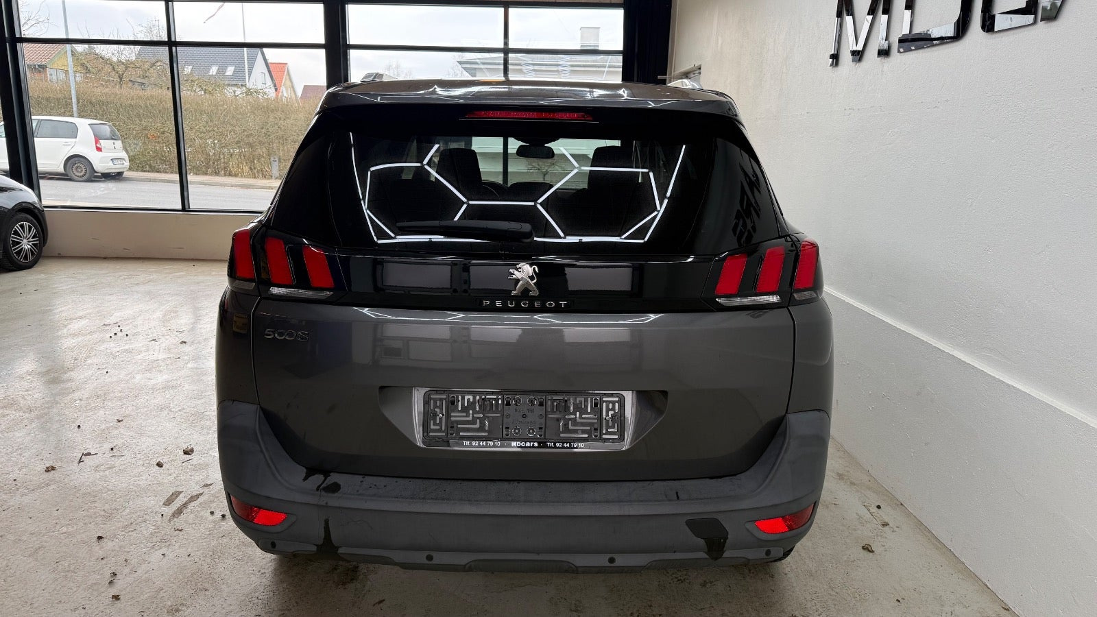 Grå Peugeot 5008 fra 2018