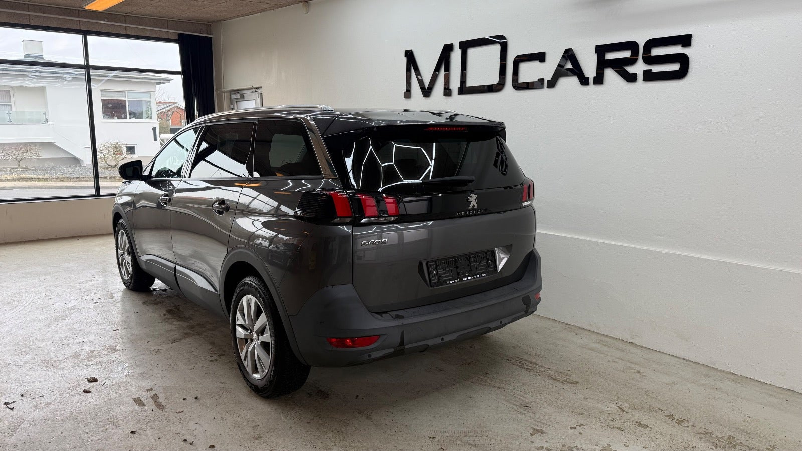 Grå Peugeot 5008 fra 2018