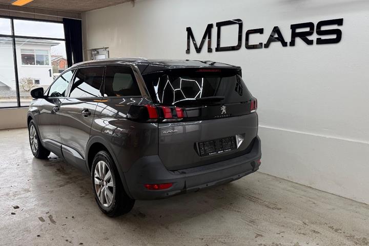 Grå Peugeot 5008 fra 2018