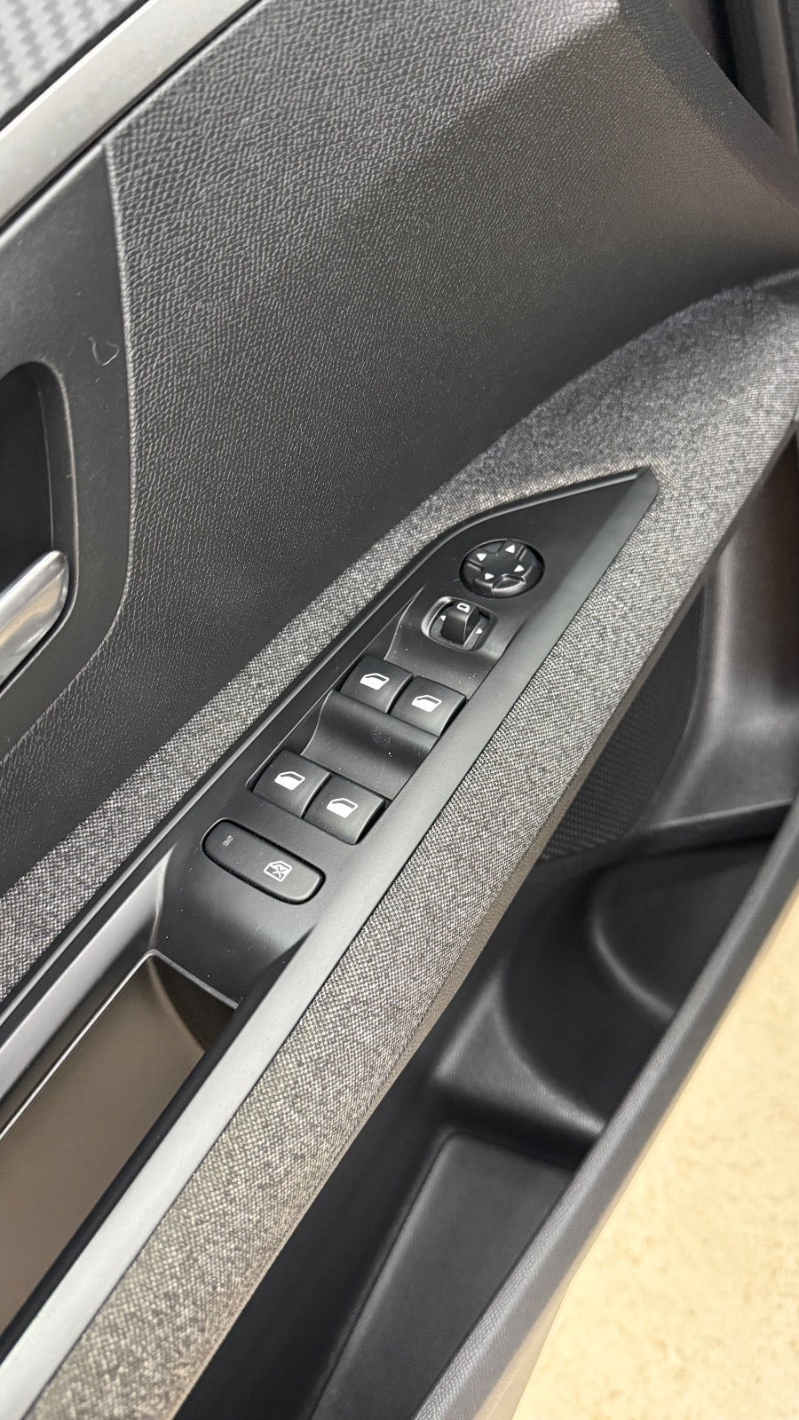 Grå Peugeot 5008 fra 2018