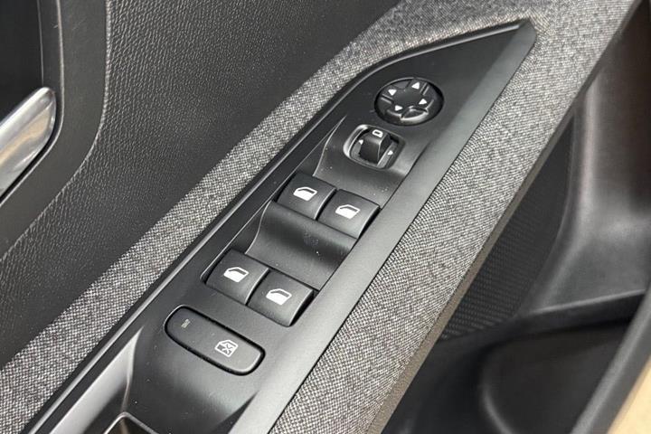 Grå Peugeot 5008 fra 2018