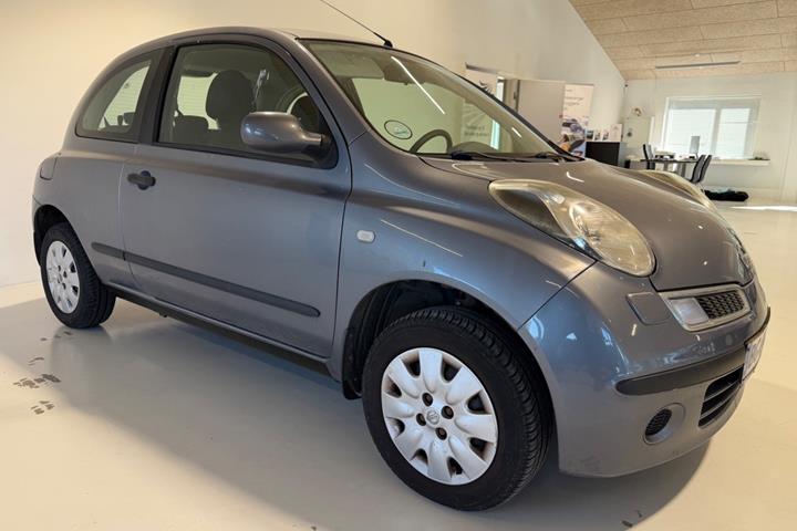 Grå Nissan Micra fra 2010