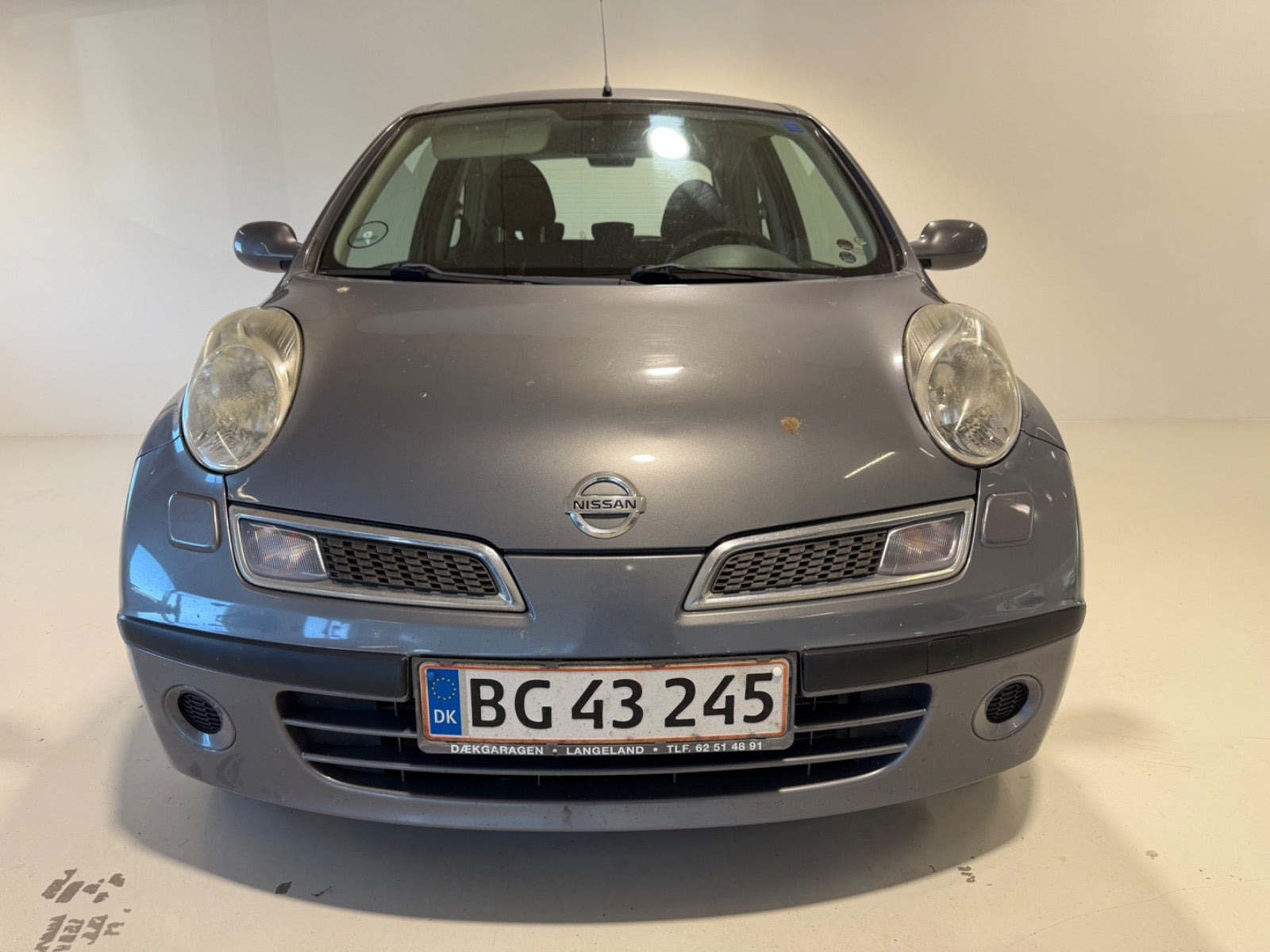 Grå Nissan Micra fra 2010