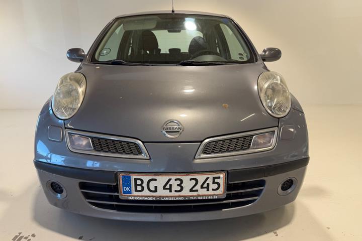 Grå Nissan Micra fra 2010