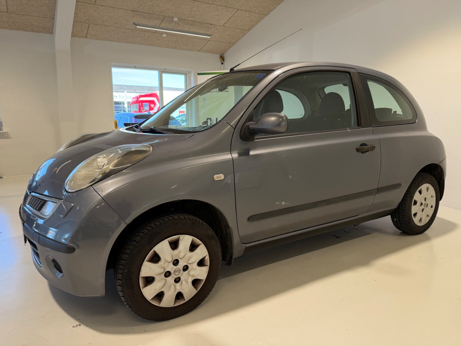 Grå Nissan Micra fra 2010