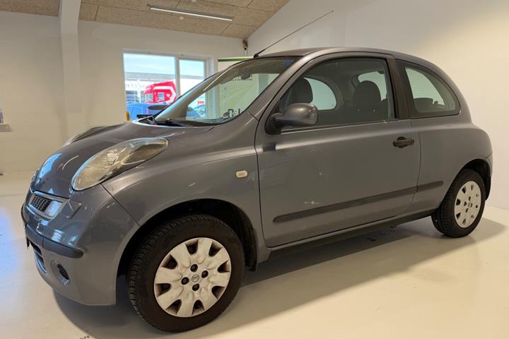 Grå Nissan Micra fra 2010