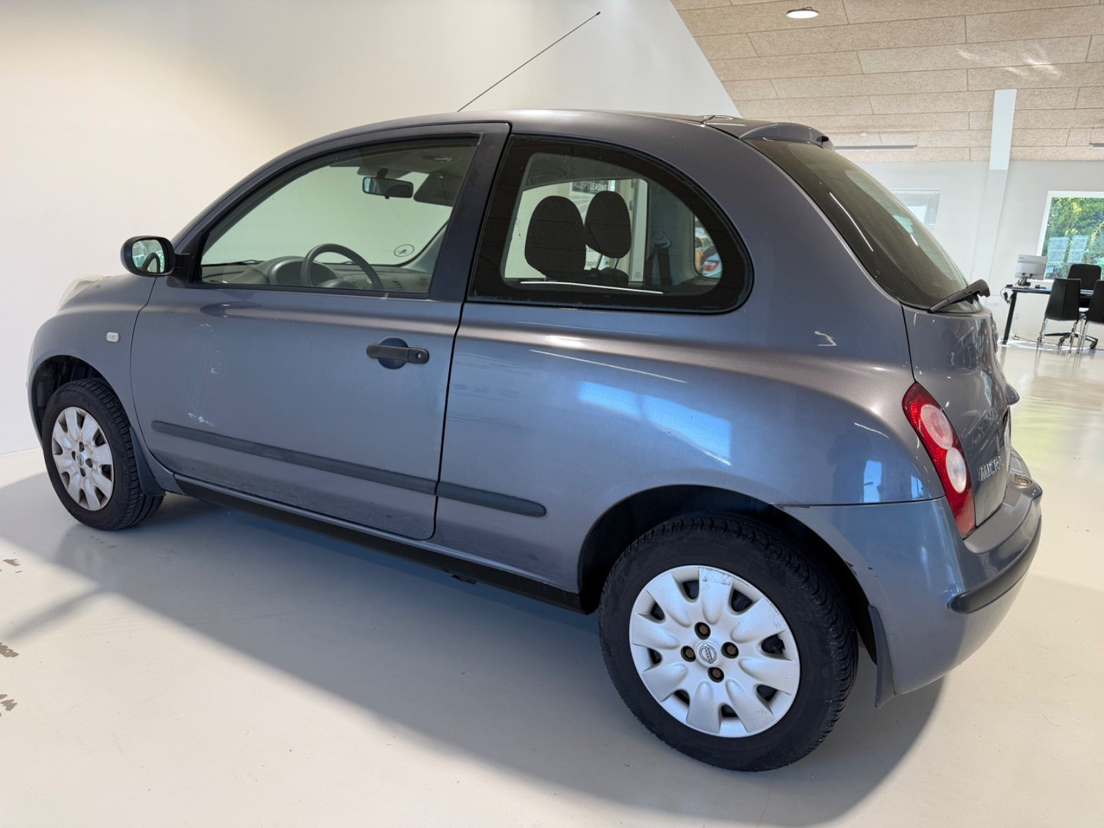 Grå Nissan Micra fra 2010