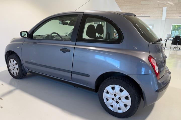 Grå Nissan Micra fra 2010