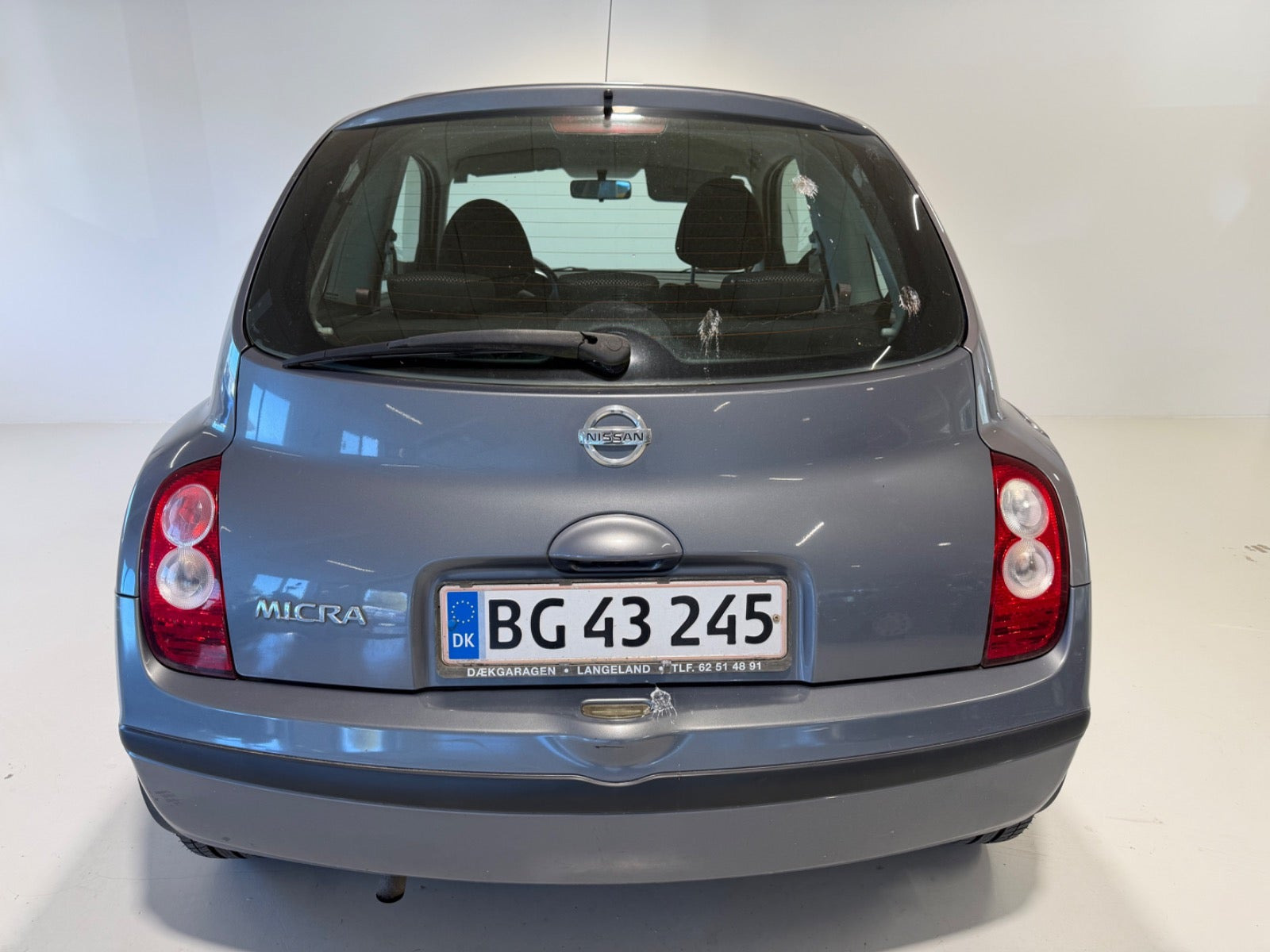 Grå Nissan Micra fra 2010