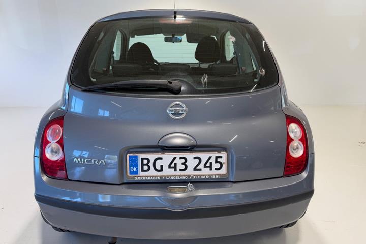 Grå Nissan Micra fra 2010